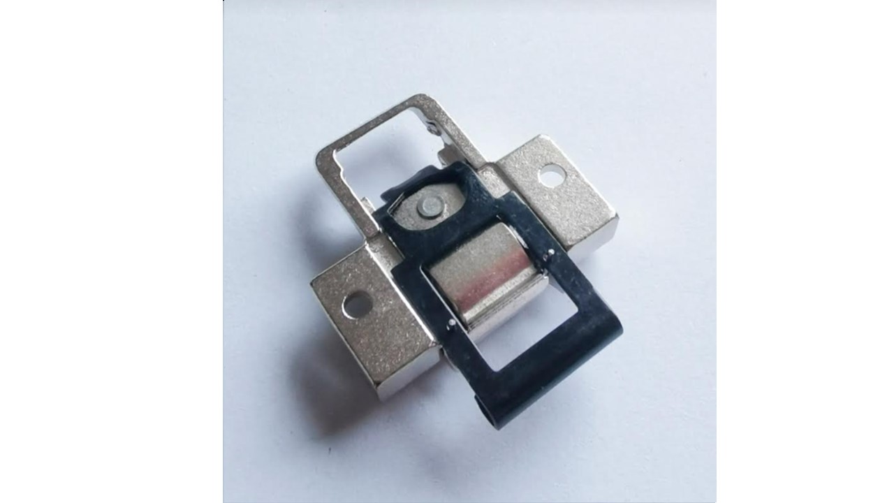 Heiniger, להב נעילה + קפיץ פתיחה למכונת תספורת הייניגר